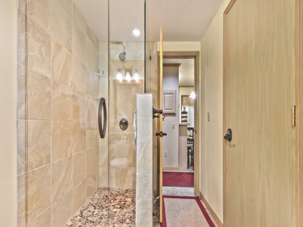 Ski in Ski out Park City condo sleeps 6
